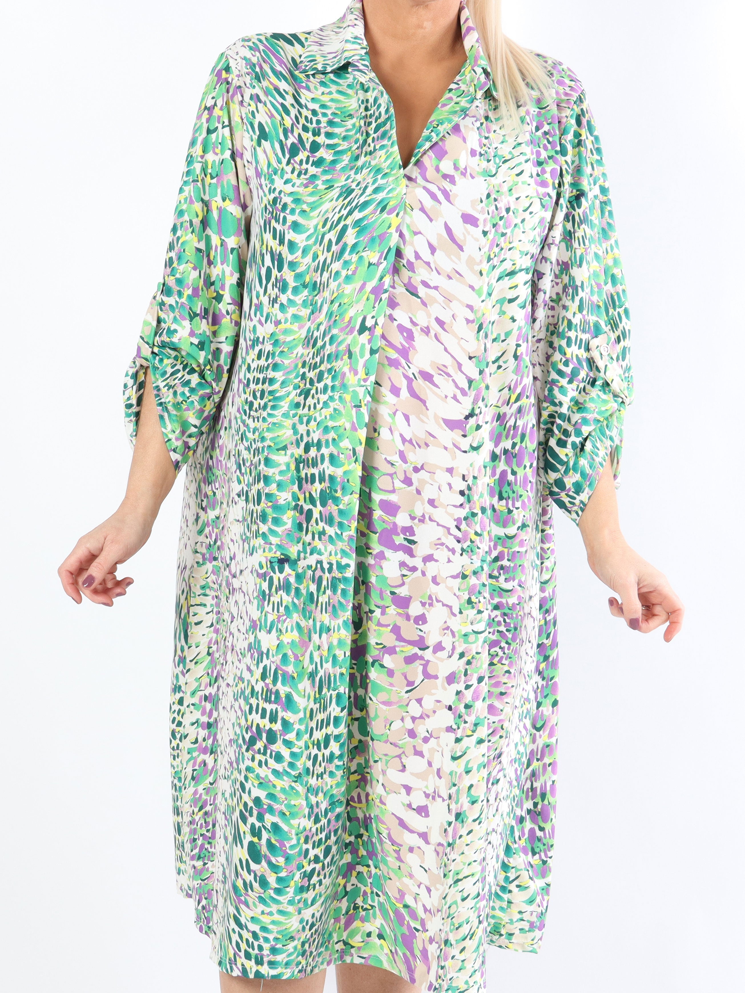 Lilly - Söt mönstrad klänning i plus size med skjortkrage